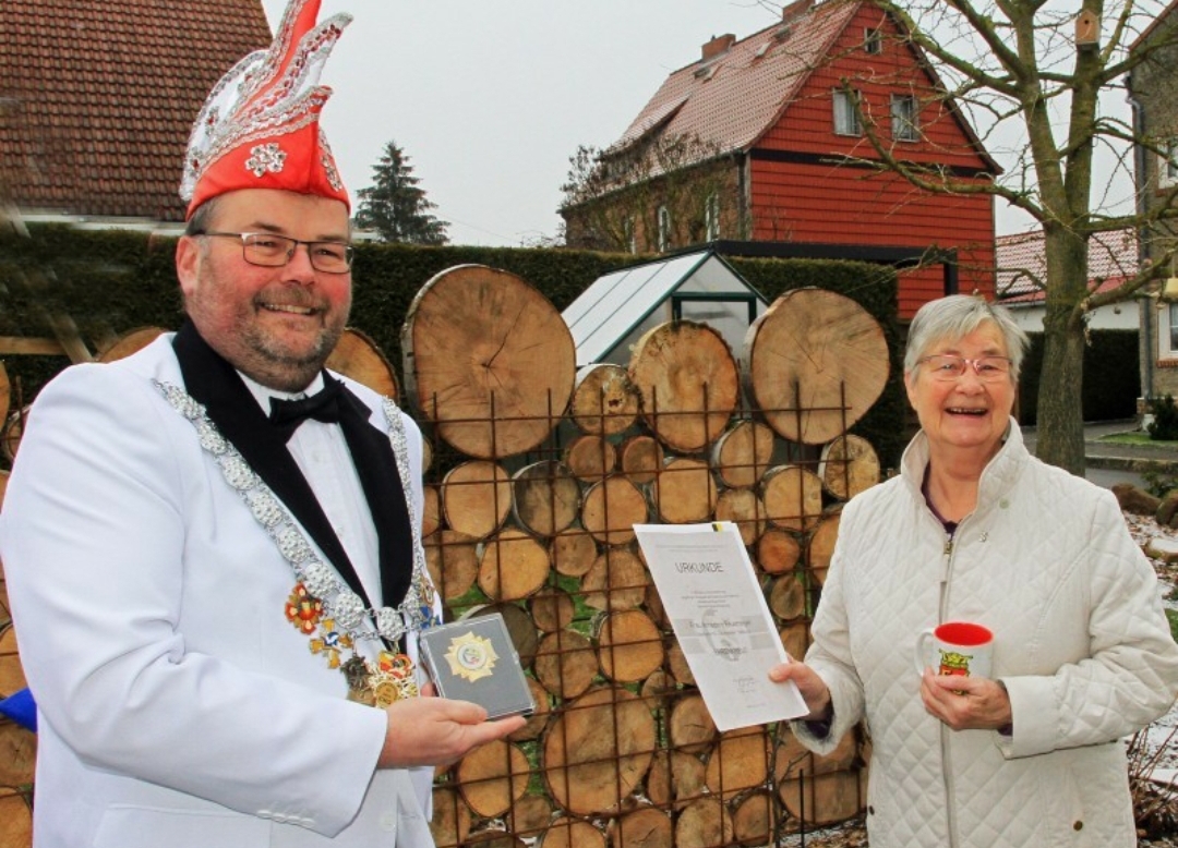 Der Landesverband der Karnevalisten würdigt Annedore Feuerriegel mit dem Ehrenkreuz.